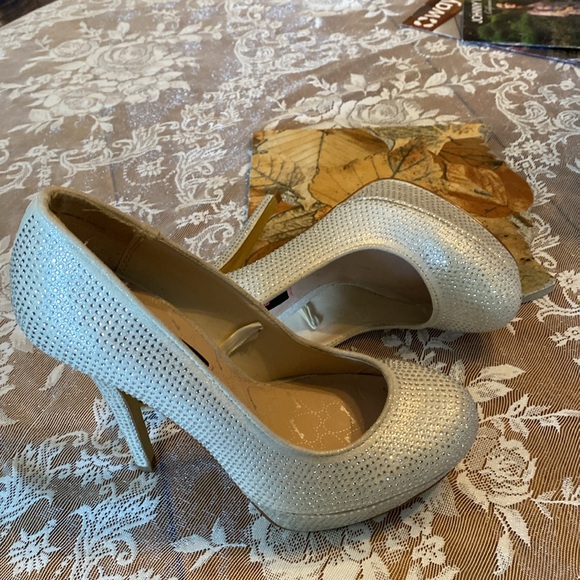 BETSEY JOHNSON BETSEYVILLE SHIMMERY RHINESTONE STUDDED SPIKE HEELS SIZE 8 EUC - Picture 2 of 8